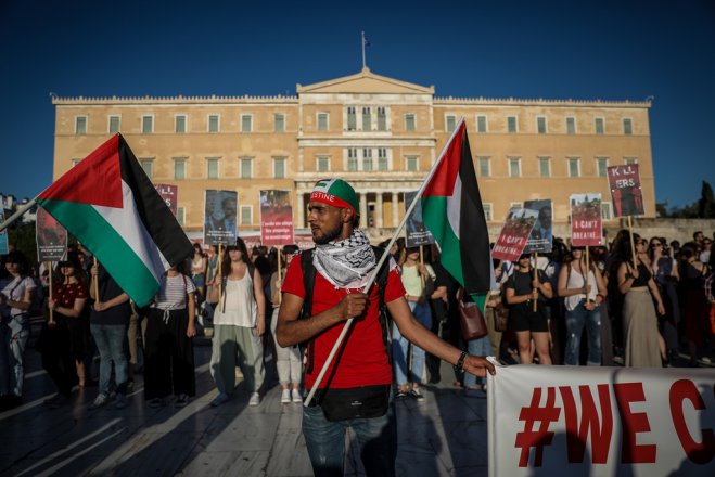 Unser Archivfoto (© Eurokinissi) entstand während einer Demonstration vor dem Parlament in Athen.