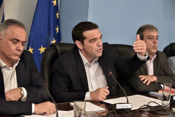 Unser Foto (© Eurokinissi) zeigt Ministerpräsident Alexis Tsipras (m.) während des Besuches im Innenministerium gemeinsam mit Innenminister Panos Skouletis (l.) und Staatsminister Christoforos Vernardakis.