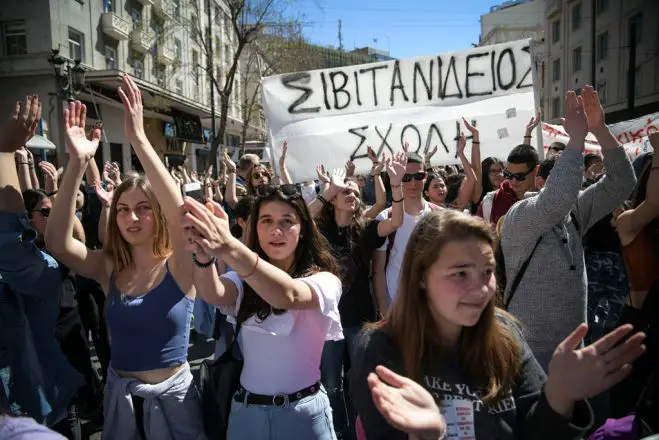 Unsere Fotos (© Eurokinissi) entstanden am Montag während der Demonstration der Schüler gegen ein geplantes neues Bildungsgesetz.