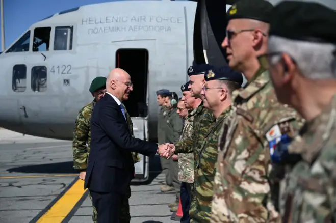 Unser Foto (© Eurokinissi) entstand während des jüngsten Besuches von Verteidigungsminister Nikos Dendias auf Zypern.