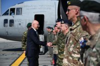 Unser Foto (© Eurokinissi) entstand während des jüngsten Besuches von Verteidigungsminister Nikos Dendias auf Zypern.