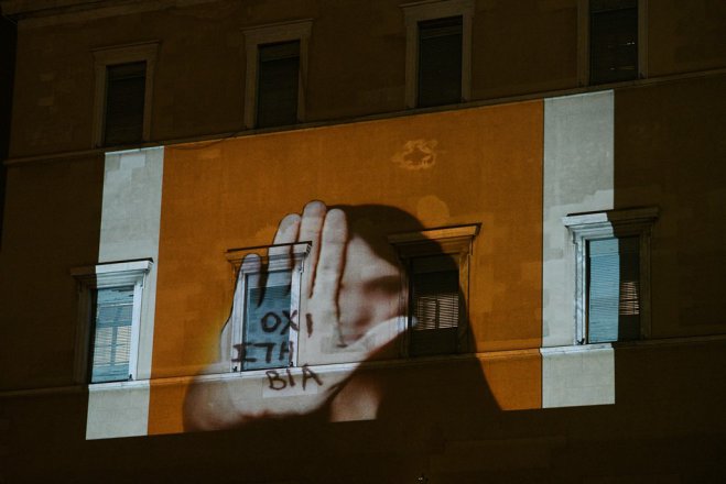 Unser Foto (© Eurokinissi): „Ochi sti via“ – „Nein zur Gewalt“ 