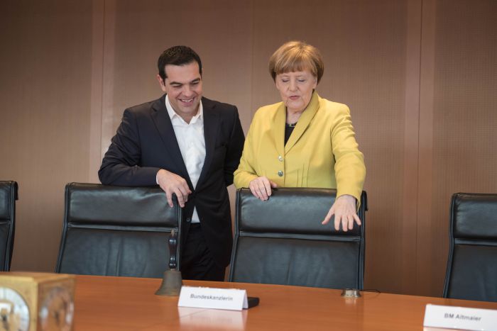 Unser Archivfoto (Eurokinissi) entstand am 23. März 2015 während eines offiziellen Besuches von Ministerpräsident Alexis Tsipras in Berlin, wo er von Bundeskanzlerin Merkel herzlich empfangen wurde.