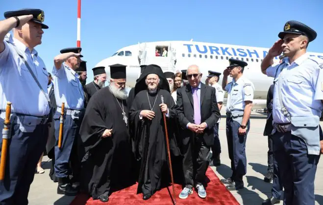 Unser Foto (© Eurokinissi) entstand während der Ankunft des Ökumenischen Patriarchen Bartholomäus I. in Athen; sein Amtssitz befindet sich im Stadtteil Phanar in Istanbul.