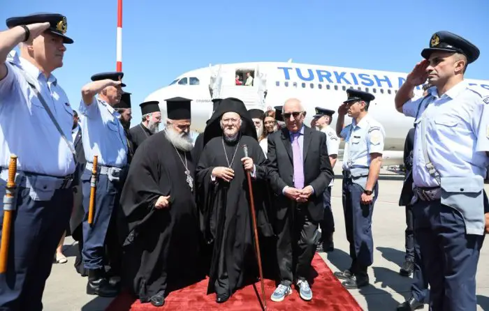 Unser Foto (© Eurokinissi) entstand während der Ankunft des Ökumenischen Patriarchen Bartholomäus I. in Athen; sein Amtssitz befindet sich im Stadtteil Phanar in Istanbul.