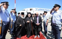 Unser Foto (© Eurokinissi) entstand während der Ankunft des Ökumenischen Patriarchen Bartholomäus I. in Athen; sein Amtssitz befindet sich im Stadtteil Phanar in Istanbul.