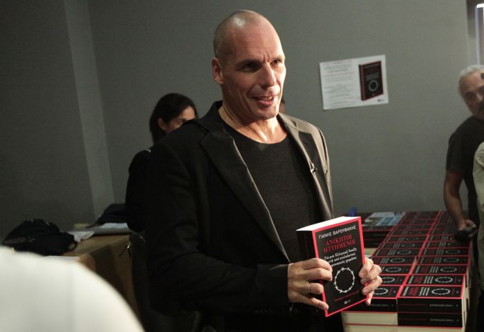 Unser Archivfoto (© Eurokinissi) entstand Anfang Oktober 2017. Abgebildet ist Janis Varoufakis während der Präsentation seines Buches „Anikitoi Ittimenoi“ (Unbesiegte Verlierer) in Athen.
