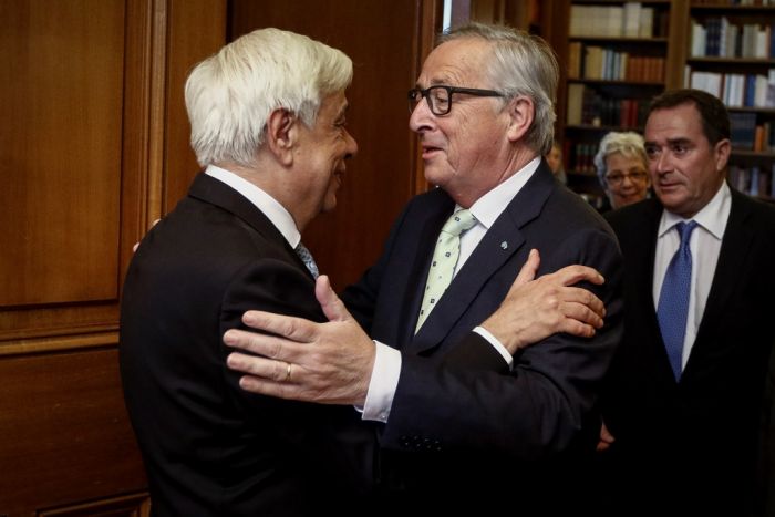 Unser Foto (© Eurokinissi) zeigt EU-Kommissionspräsident Jean-Claude Juncker mit dem griechischen Staatspräsidenten Prokopis Pavlopoulos in dessen Amtssitz in Athen. 