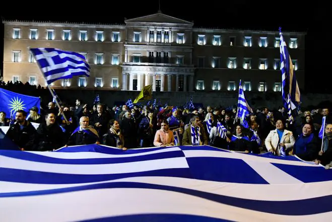 Unser Foto entstand Donnerstagnacht vor dem griechischen Parlament, wo zu diesem Zeitpunkt in der Vollversammlung über die Lösung der Namensfrage der FYROM debattiert wurde.