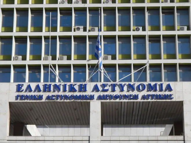 Unser Archivfoto (© Eurokinissi) entstand vor der Polizeizentrale in Athen.