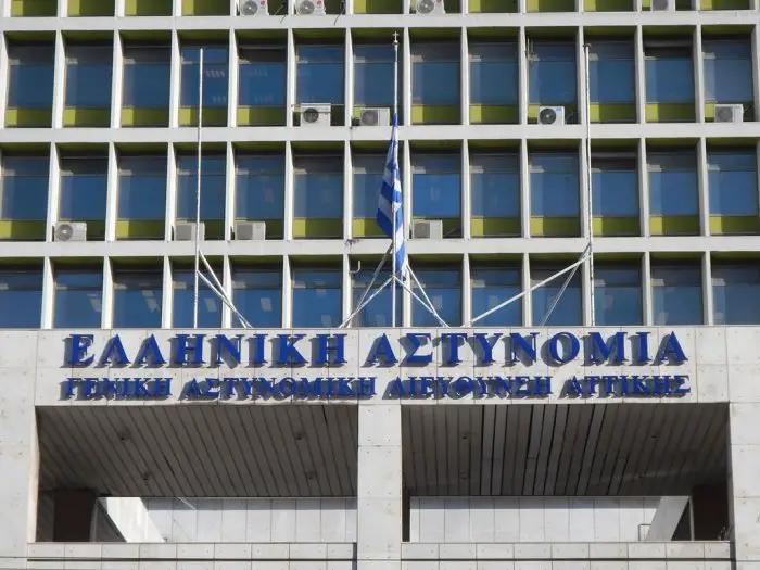 Unser Archivfoto (© Eurokinissi) entstand vor der Polizeizentrale in Athen.