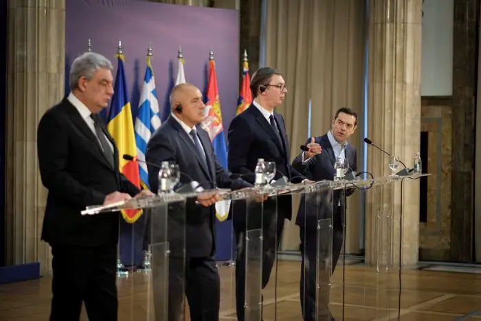 Unser Foto (© Eurokinissi) zeigt Ministerpräsident Alexis Tsipras (r.) während des Gipfeltreffens in Belgrad.