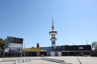 Unser Foto (© Eurokinissi) entstand in dieser Woche vor dem Messegelände in Thessaloniki, wo derzeit noch letzte Vorbereitungsarbeiten durchgeführt werden. 