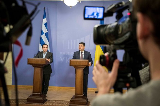 Unser Foto (© Eurokinissi) zeigt Ministpräsident Alexis Tsipras (l.) am Mittwoch während einer Pressekonferenz gemeinsam mit seinem Amtskollegen Wolodymyr Hrojsman.
