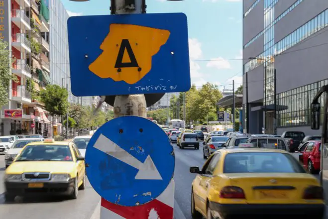 Unser Archivfoto (© Eurokinissi) zeigt ein Verkehrsschild, das den Beginn des „Daktylios“ markiert.