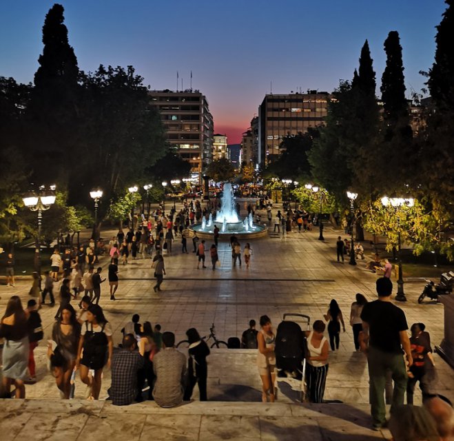 Das Foto (© GZ / Vanessa Polednia) zeigt den gut besuchten Athener Syntagma-Platz.