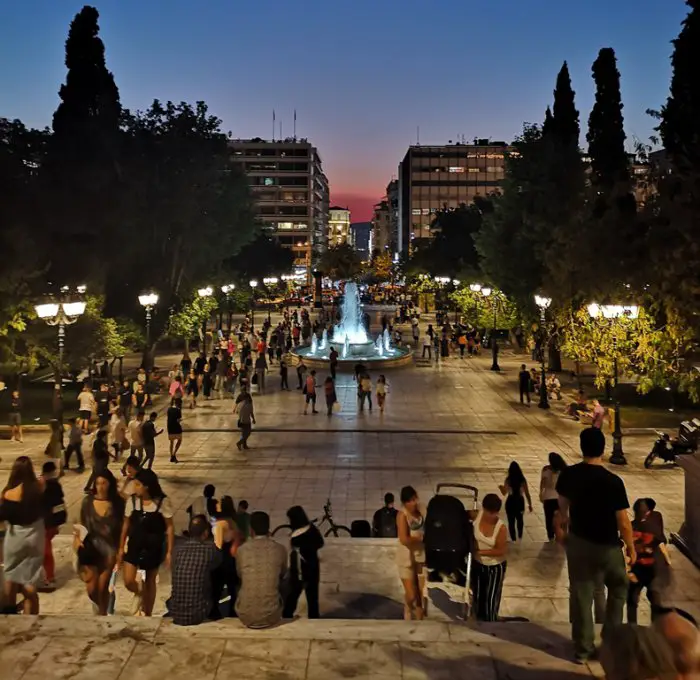 Das Foto (© GZ / Vanessa Polednia) zeigt den gut besuchten Athener Syntagma-Platz.