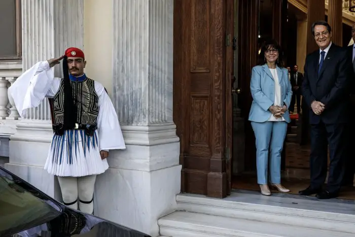 Unser Foto (© Eurokinissi) entstand vor dem Präsidialpalais in Athen kurz vor dem Treffen zwischen der griechischen Staatspräsidentin Katerina Sakellaropoulou und dem Zypernpräsidenten Nikos Anastasiadis.