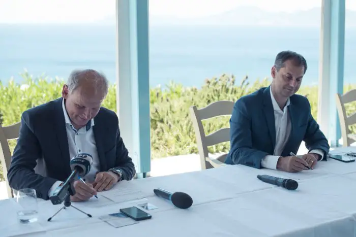 Unser Foto (© Eurokinissi) zeigt Tourismusminister Charis Theocharis (r.) mit Sebastian Ebel von der TUI bei der Unterschriftsleistung unter eine „strategische Vereinbarung“ zur Unterstützung des griechischen Tourismus.
