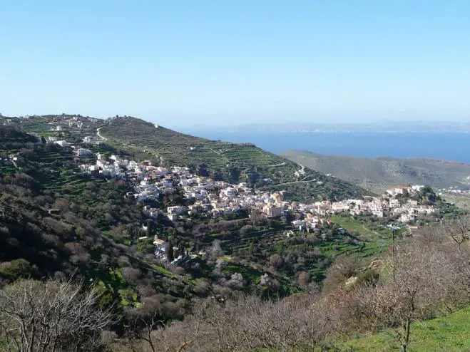 Hauptort Ioulida in saftigem Grün (Fotos GZhk)