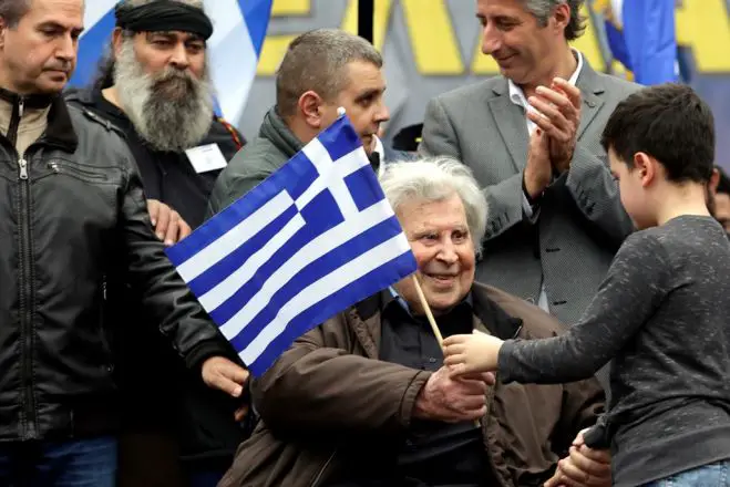 Unser Foto (© Eurokinissi) entstand am 4. Februar 2018 in Athen. Es zeigt den Komponisten Mikis Theodorakis während einer Protestkundgebung gegen einen Namen für das nördliche Nachbarland FYROM, der den Begriff „Mazedonien“ beinhaltet.