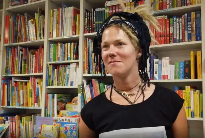 Das Foto (© GZ / Leonie Meyer) zeigt die Radfahrerin Carmen Fett in der deutschen Buchhandlung in Athen.