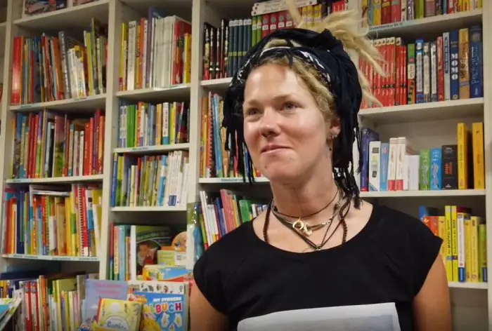 Das Foto  (© GZ / Leonie Meyer) zeigt die Radfahrerin Carmen Fett in der deutschen Buchhandlung in Athen.