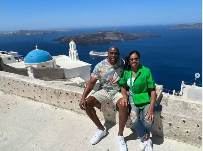 Foto (© magicjohnson Instagram) zeigt ihn und seine Frau in Santorin