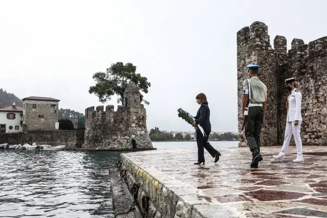 Unsere Fotos (© Eurokinissi) zeigen Staatspräsidentin Katerina Sakellaropoulou in Nafpaktos.