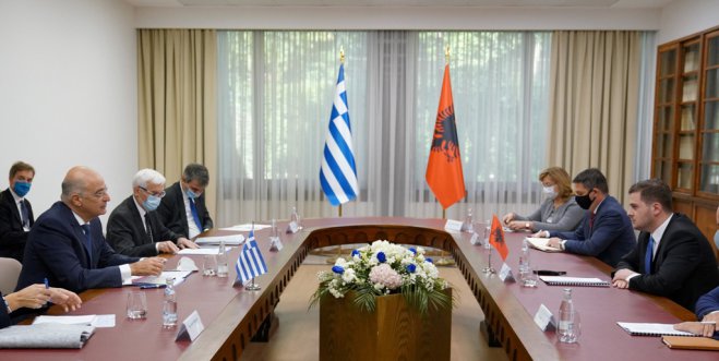 Unser Archivfoto (© Eurokinissi) entstand während eines früheren Besuches von Außenminister Nikos Dendias in Albanien.