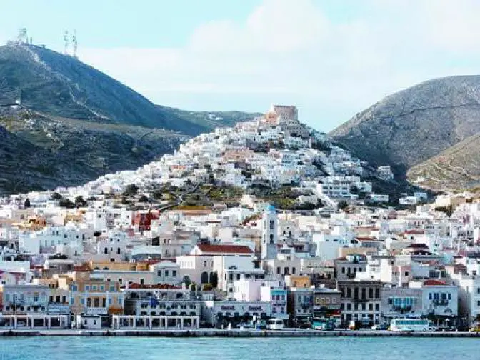 Von Piräus nach Syros, Paros, Naxos, Ios und Santorin