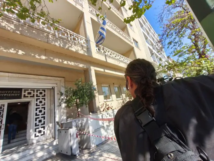 Unser Foto (© Eurokinissi) entstand am Montag (20.4.) vor dem Tourismusministerium in Athen.