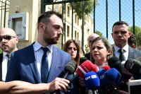 Unser Foto (© Eurokinissi) zeigt den unabhängigen Parlamentarier Konstantinos Floros nach seiner Aussage vor dem Athener Gerichtshof. Er war nach seiner Tat in Haft genommen worden; die Staatsanwaltschaft eröffnete ein Strafverfolgungsverfahren.