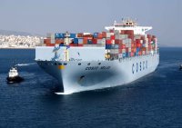 Unser Archivfoto (© Eurokinissi) zeigt ein Handelsschiff vor dem Hafen von Piräus.