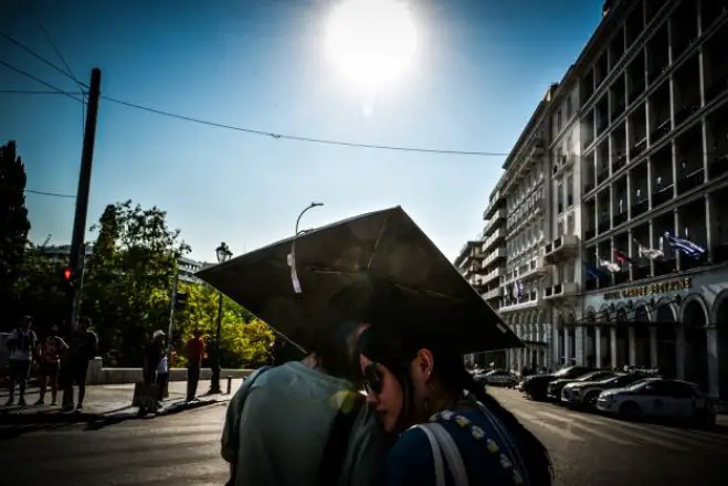 Das Foto (© Eurokinissi) zeigt die heißen Temperaturen in Athen.