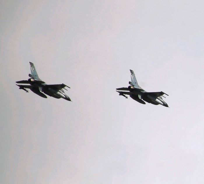 Unser Foto (© Eurokinissi) zeigt zwei Kampfflugzeuge des Typs F-16 der griechischen Luftwaffe. 
