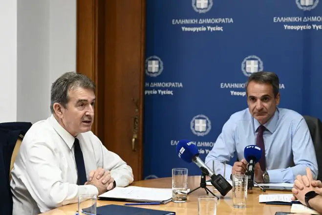 Unser Archivfoto (© Eurokinissi) zeigt den neuen Bürgerschutzminister Michalis Chryssochoidis (l.) mit Premierminister Kyriakos Mitsotakis.