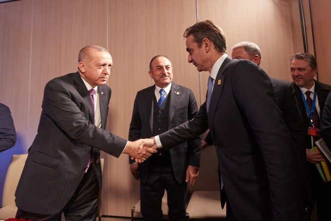 Unser Archivfoto (© Eurokinissi) entstand am 4.12.2019 während einer Begegnung zwischen Premierminister Kyriakos Mitsotakis (r.) und dem türkischen Präsidenten Recep Tayyip Erdoğan.