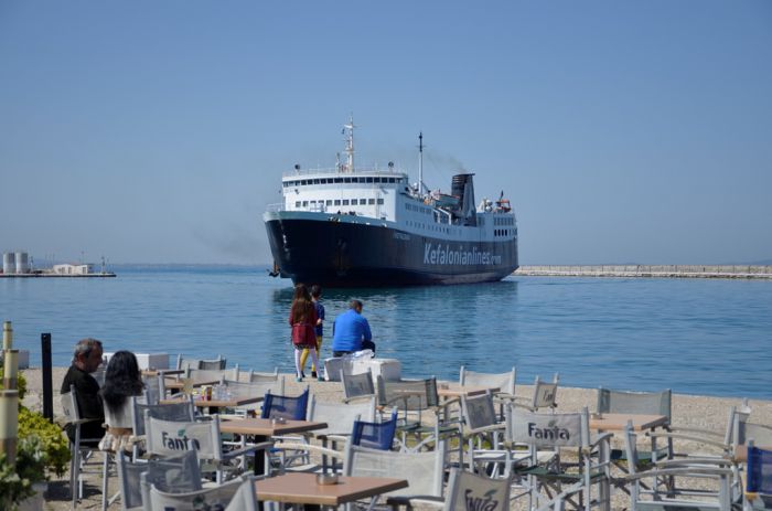 Unser Foto (© Jan Hübel / Griechenland Zeitung) zeigt das Fährschiff Kefalonia, das bis 2018 auf der Strecke von Patras nach Ithaka und Kefalonia im Einsatz war.