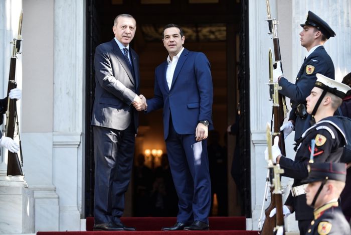 Unsere Fotos (© Eurokinissi) zeigen den griechischen Ministerpräsidenten Tsipras, der am Donnerstag den türkischen Staatspräsidenten Erdogan in Athen empfing. 