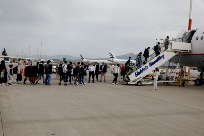 Unser Foto (© Eurokinissi) entstand am Montag (11.5.) auf dem Athener Flughafen Eleftherios Venizelos.