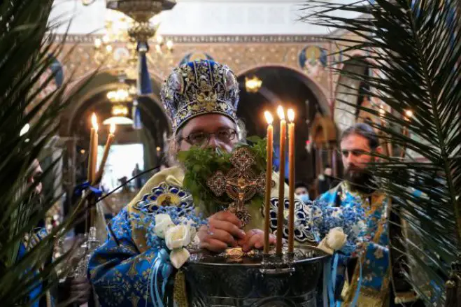 Unser Foto (© Eurokinissi) entstand am Mittwoch (6.1.) in einer Kirche in der mittelgriechischen Stadt Larissa.