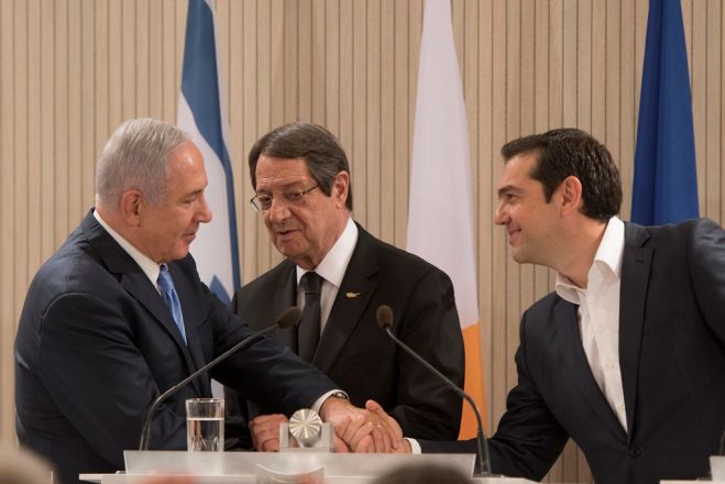 Unser Foto (© Eurokinissi) entstand während des Gipfeltreffens Staats- und Regierungschefs Griechenlands, Zyperns und Israel am Dienstag in Nikosia. V.l.n.r.: Benjamin Netanjahu, Nikos Anastasiadis, Alexis Tsipras