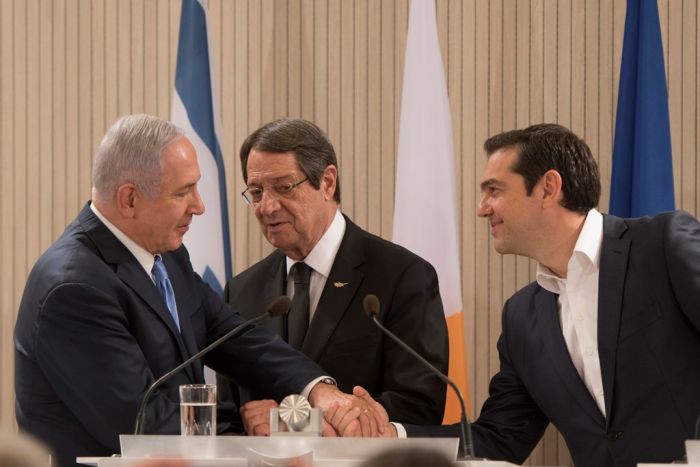 Unser Foto (© Eurokinissi) entstand während des Gipfeltreffens Staats- und Regierungschefs Griechenlands, Zyperns und Israel am Dienstag in Nikosia. V.l.n.r.: Benjamin Netanjahu, Nikos Anastasiadis, Alexis Tsipras