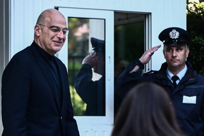 Unser Foto (© Eurokinissi) zeigt Verteidigungsminister Nikos Dendias (l.) vor dem KYSEA-Treffen.