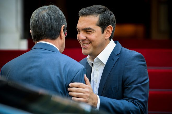 Unser Foto (© Eurokinissi) zeigt Ministerpräsident Alexis Tsipras (r.) und den Zypernpräsidenten Nikos Anastasiadis am Montag in Athen.