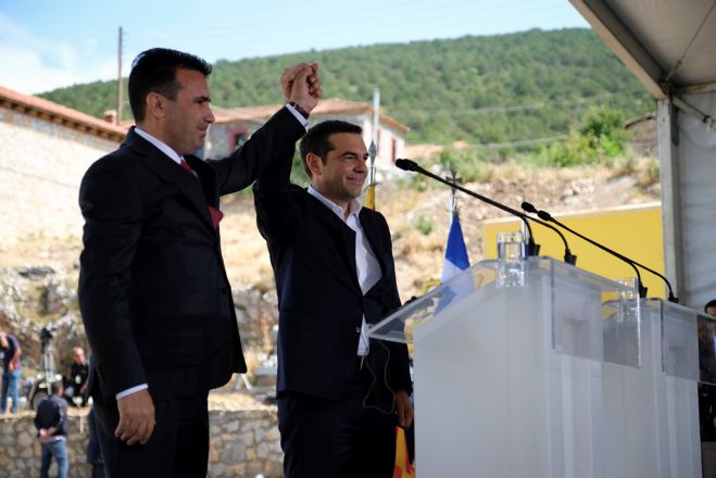 Unser Foto (© Eurokinissi) zeigt Griechenlands Ministerpräsident Alexis Tsipras (r.) zusammen mit seinem Amtskollegen aus Skopje Zoran Zaev.