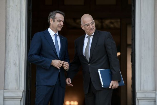 Unser Archivfoto (© Eurokinissi) zeigt Ministerpräsident Kyriakos Mitsotakis (l.) gemeinsam mit Außenminister Niko Dendias.