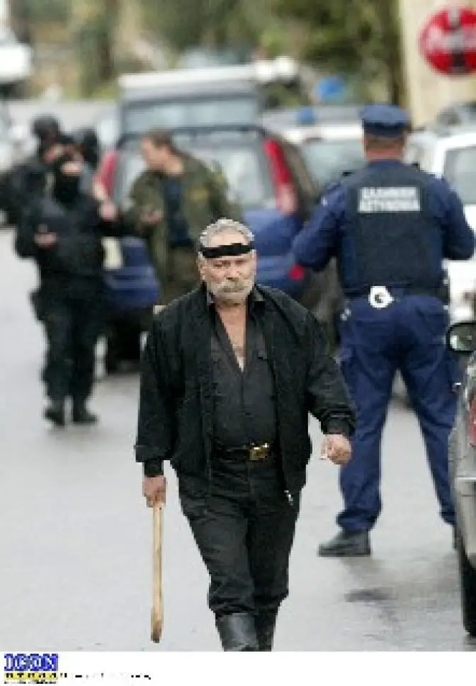 Schwer bewaffnete Polizeieinheiten rückten mit gepanzerten Fahrzeugen in Zoniana auf Kreta ein