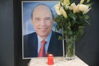 Unser Foto (© Eurokinissi) entstand am Sonntag (5.1.) in den Büros der sozialistischen PASOK, die Simitis als Parteivorsitzender mehrere Jahre geleitet hatte.